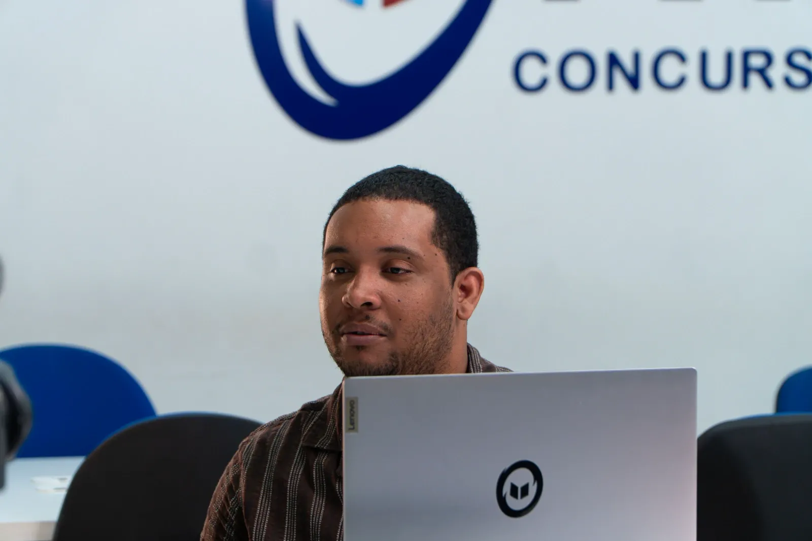 Aula presencial de curso preparatório para concurso na unidade do Portal Concursos