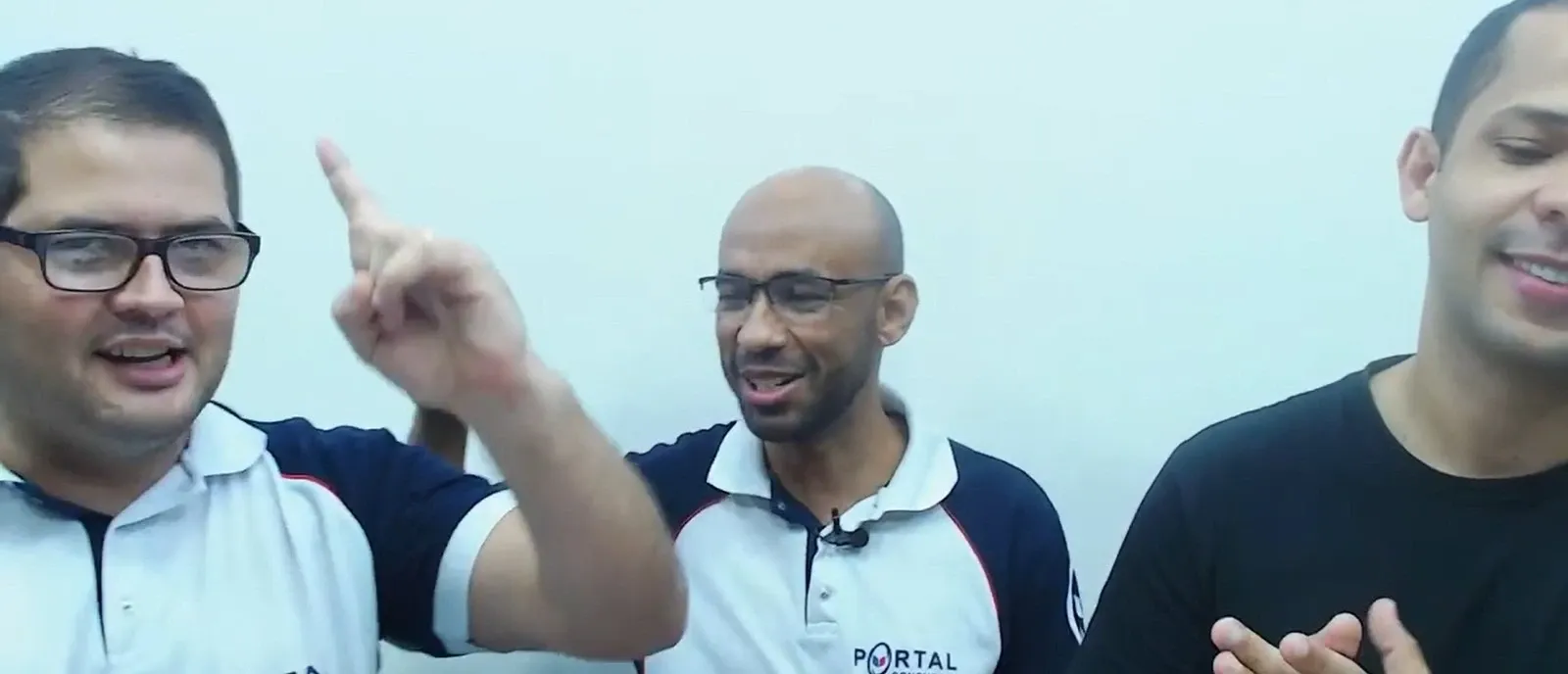 Sócios e professor do Portal Concursos descontraída durante uma live no canal