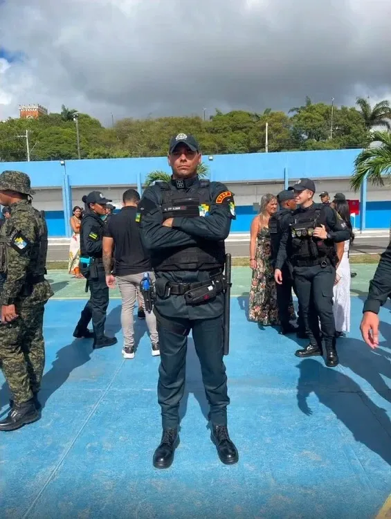 José Kleber, aluno do Portal Concursos, uniformizado, de braços cruzados em uma quadra