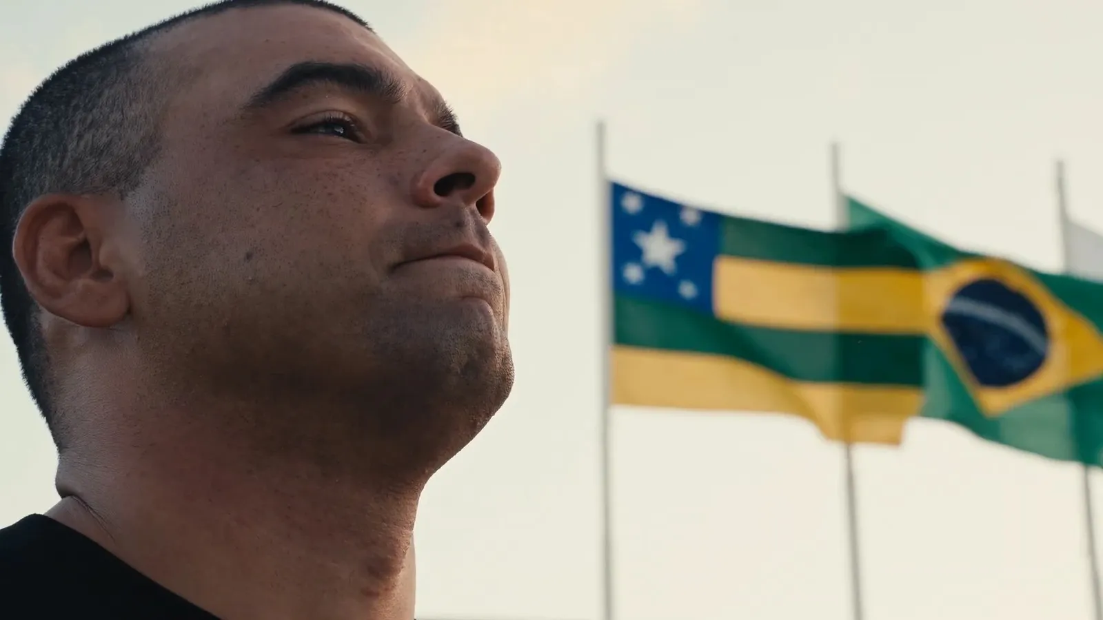 Perfil de José Kleber com as bandeiras de Sergipe e do Brasil ao fundo