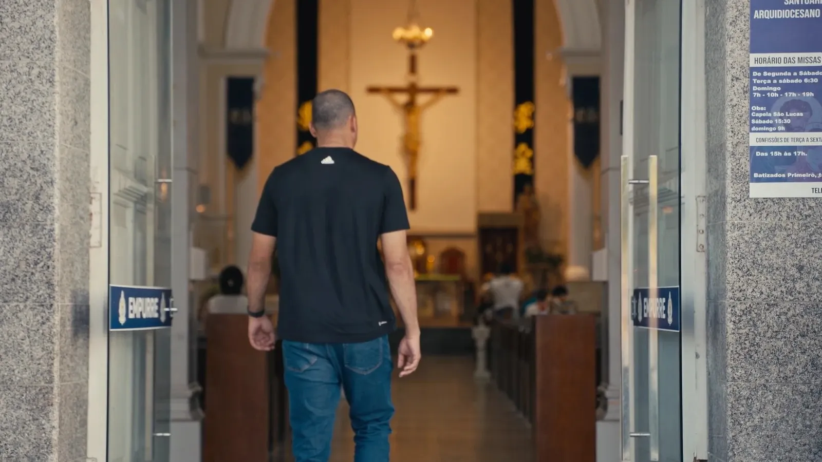 Homem de costas entrando em uma igreja